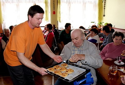 Jindřich Štáska při nabídce švédských šneků - foto: Václav Peterka 